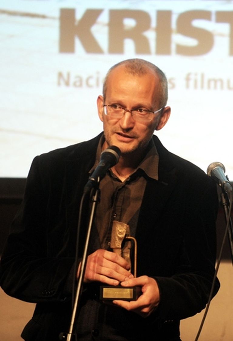 Rakstnieks Pauls Bankovskis ar iegūtu balvu nominācijā "Labākais scenārists" par filmu "Klucis - nepareizais latvietis" nacionālā filmu festivāla "Lielais Kristaps 2009" apbalvošanas ceremonijā.