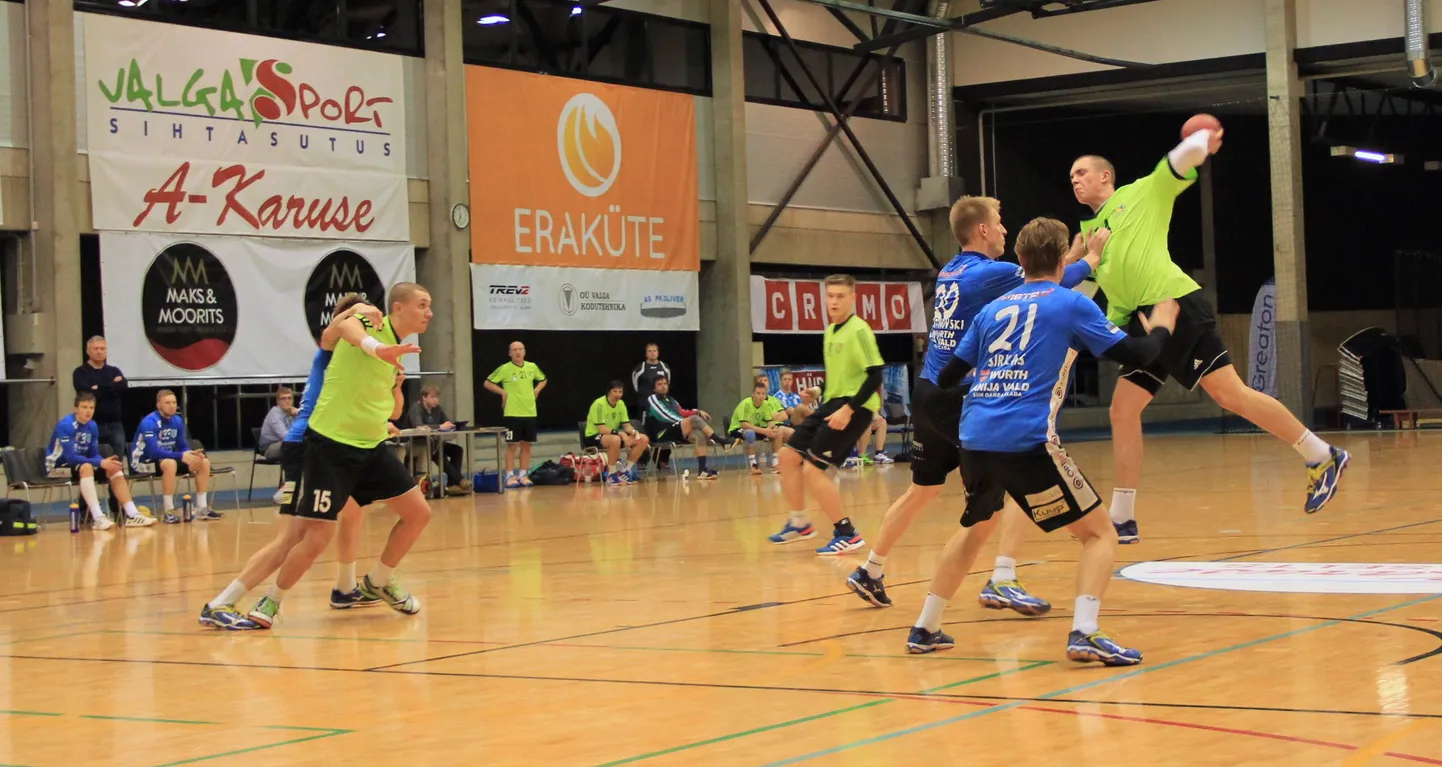 Andris Celminš (palliga) viskas mängus kümme väravat. Pildil meistriliiga mäng Kehraga.