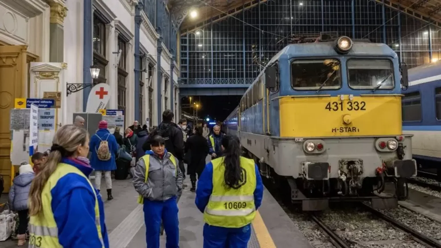 Поезд с украинскими беженцами прибывает на Западный вокзал Будапешта