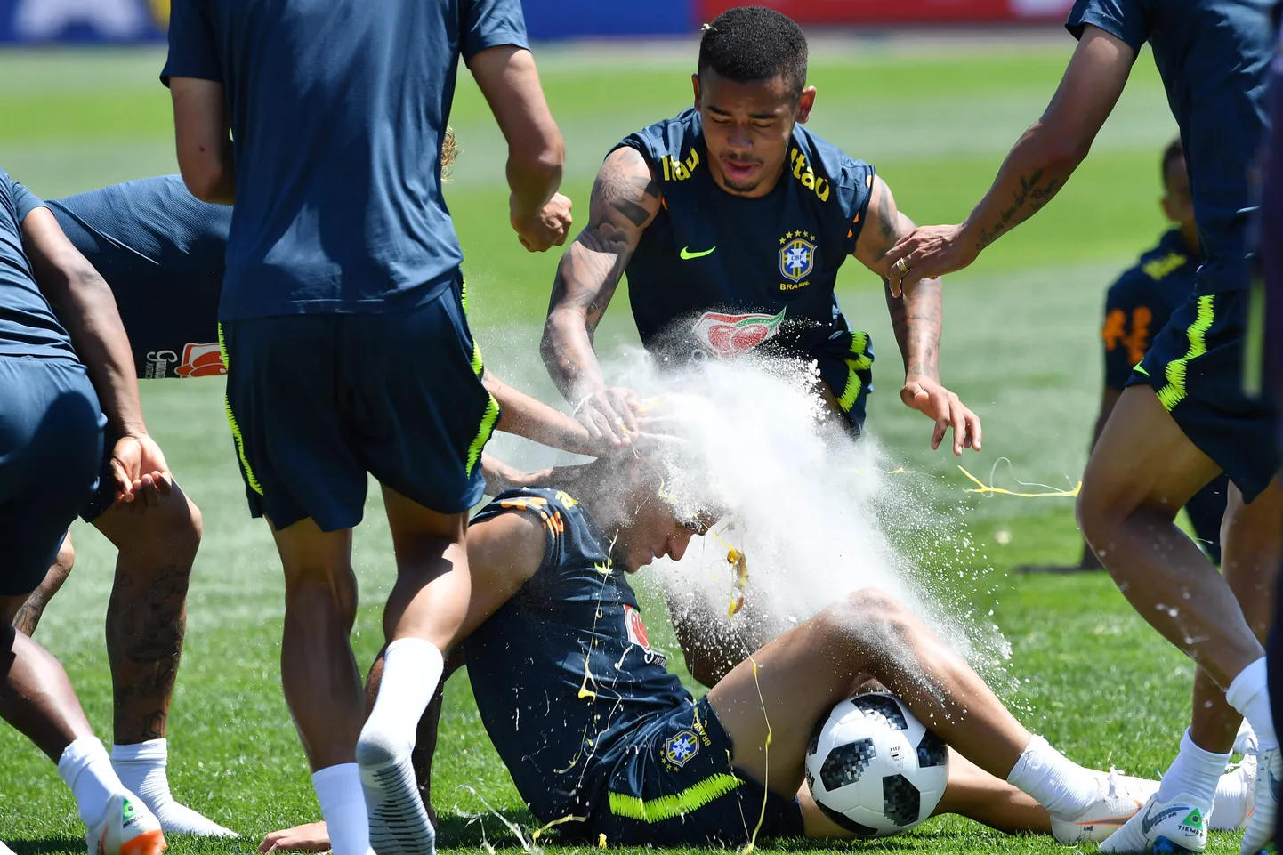 Philippe Coutinho saamas meeskonnalt ebameeldivat sünnipäevakingitust.
