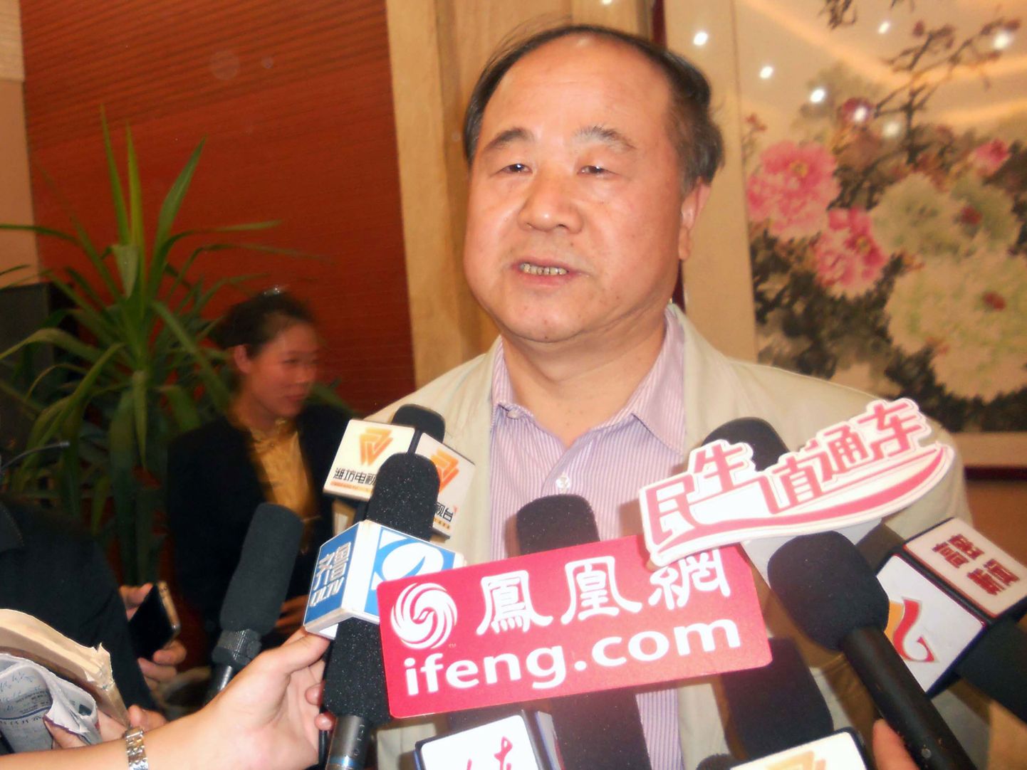 Nobeli kirjanduspreemia laureaat Mo Yan andis 11. oktoobril meediale intervjuu, kuna äsja oli tehtud teatavaks tänavuse laureaadi nimi.