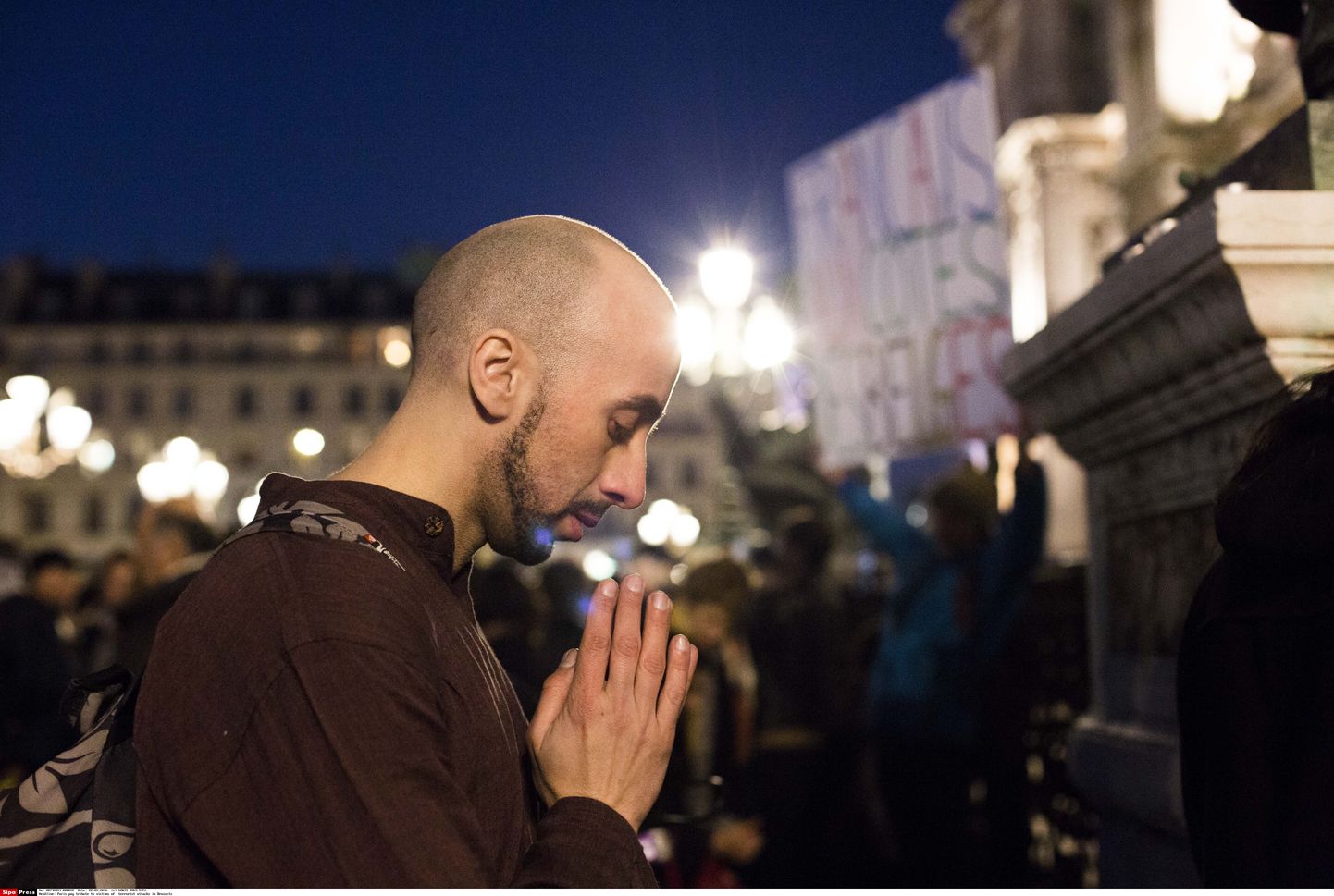 Mees palvetab Brüsseli terrorirünnakutes hukkunute eest.