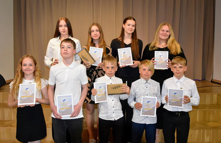 Spordi TOP 10. Esimeses reas vasakult: Milena Emilia Mäeorg, Joonas Puiestee, Gustav Kivistik, Ralf Russ, Emil Antsaar. Teises reas: Säde Lee Jürisson, Rosiine-Karoliine Vipp, Helerin Viktoria Tüür, Merit Soe.