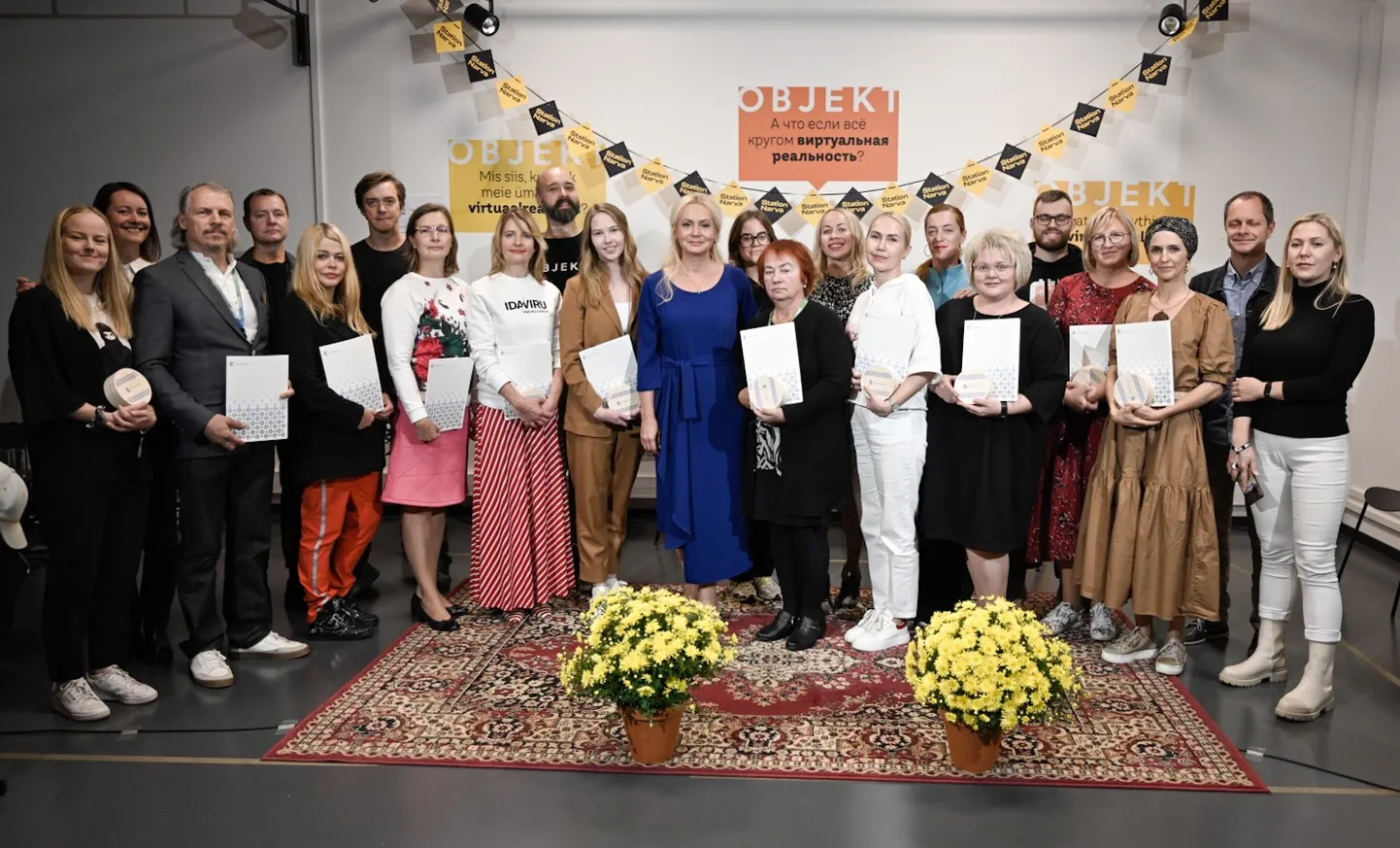Riigihaldusminister Riina Solmanilt pälvisid tänukirja 13 Ida-Viru elu edendajat.