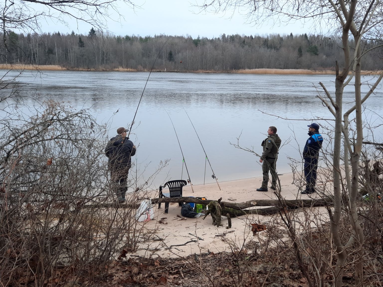 Разговоры с местными жителями, которые любят порыбачить на реке Нарве, – регулярная часть рутинной работы пограничников на восточной границе.