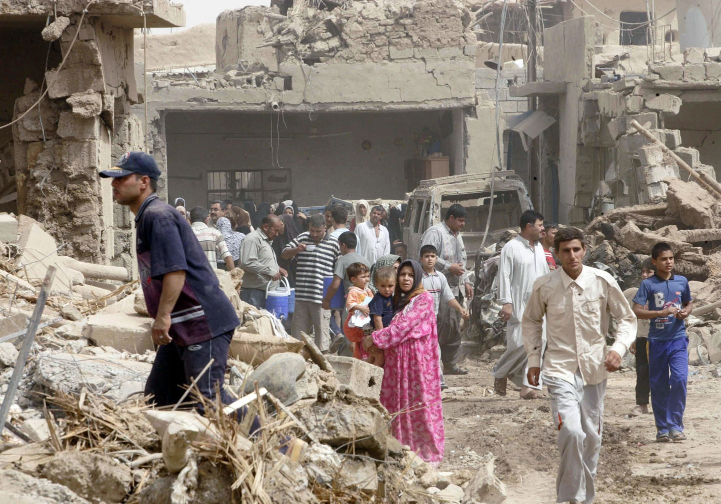 Rünnakus sai surma vähemalt 50, vigastada 176 inimest ja hävis 50 maja.
