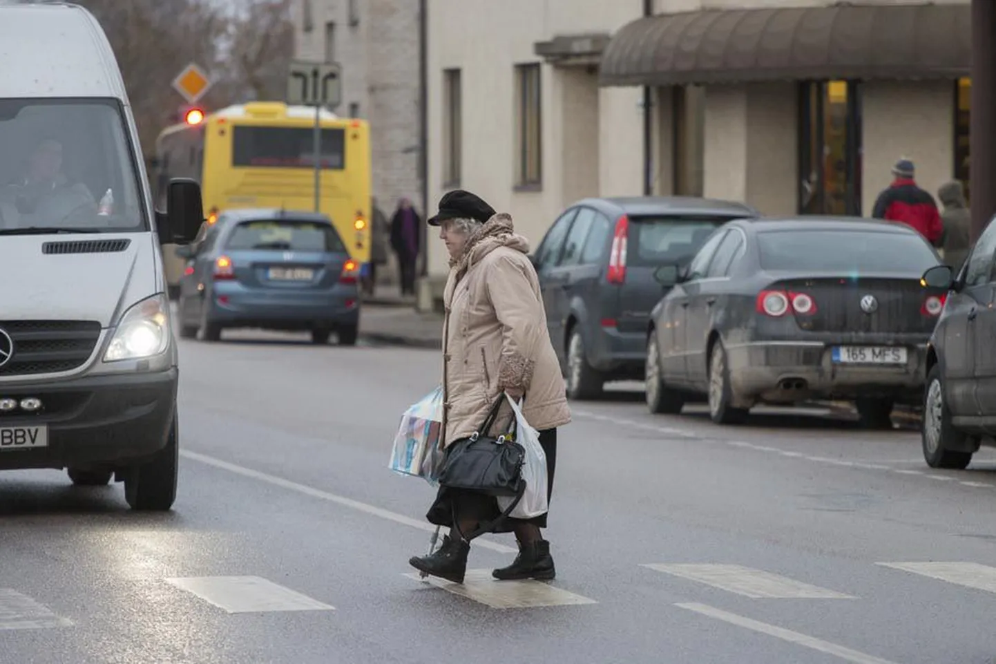 Leola ärikeskuse esine on palistatud parkivate autodega ja seetõttu ohuks teele astuvatele jalakäijatele.