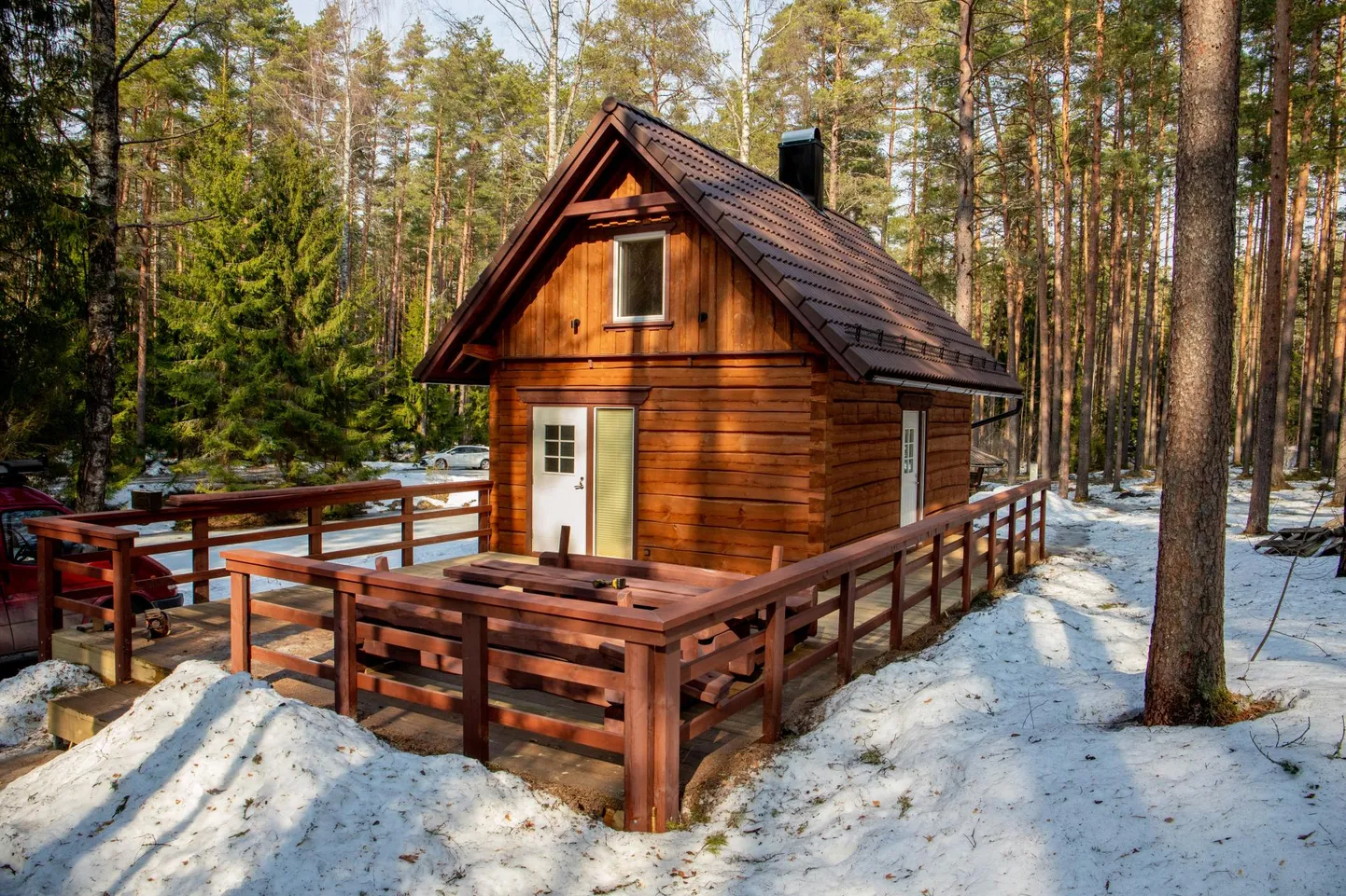 Tules hävinud RMK metsamaja asemele ehitati uus ja korralik palkmaja, mis on endise sarnane kuid seestpoolt teistsugune.