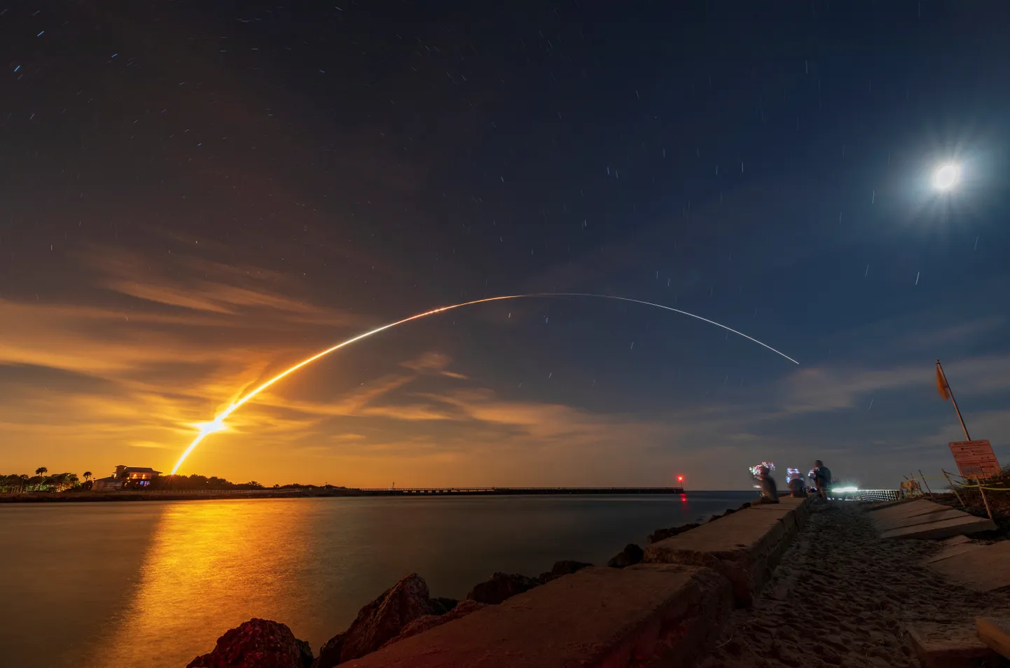 NASA mehitamata kuuraketi start täna nähtuna Floridast Sebastianist.