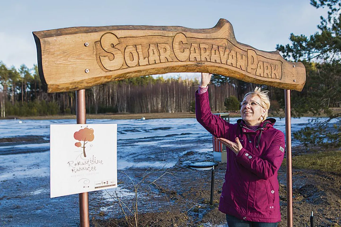 “Oleme Eestis ühed esimesed, kes rakendavad loodusliku, taastootva energia enda vajaduste nimel,” arvab Lea Viik päikeseenergial töötava haagissuvilate parkla tähise juures.