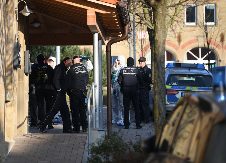 Politseinikud külalistemaja juures Rot am Sees Edela-Saksamaal, kus tulistaja tappis kuus talle tuttavat inimest.