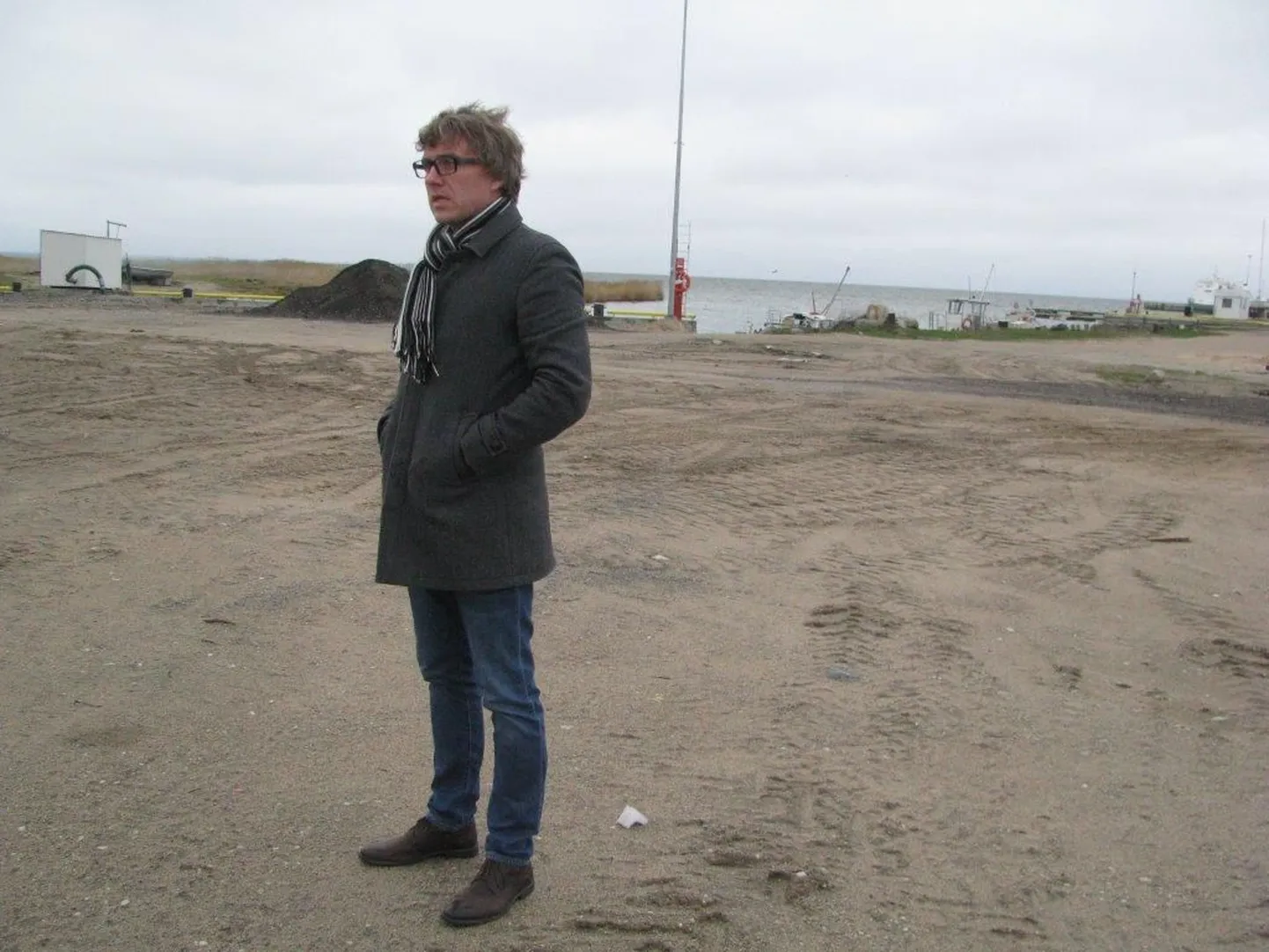Kihnu vallavanem Ingvar Saare näitas Suaru sadamas tulevase merepäästepunkti ja kavandava päästehoone asukohta.