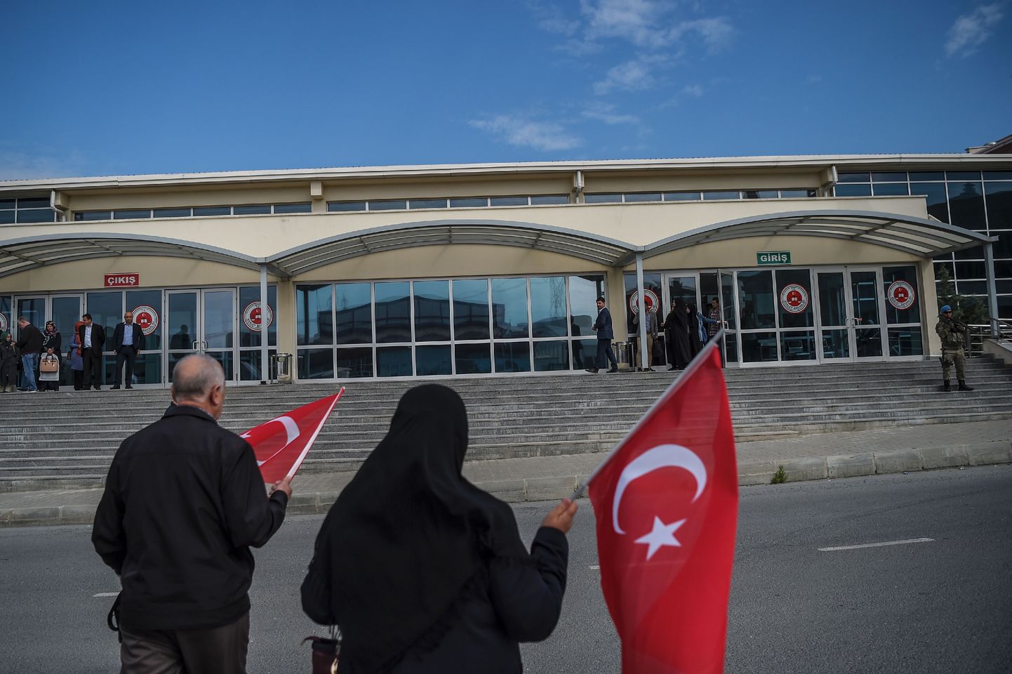 Riigipöördekatses hukkunute lähedased hoidmas Türgi lippe mullu Istanbulis kohtumaja juures, kus peeti protsessi sõdurite üle, kedas süüdistati vastuhaku planeerimises.