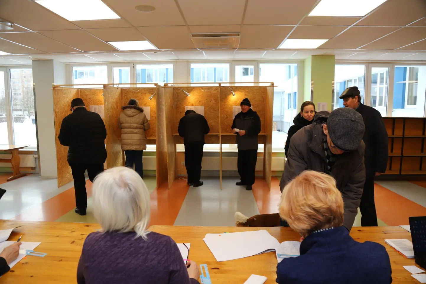 Valimiste esimesed minutid Jakobsoni koolis asuvas jaoskonnas