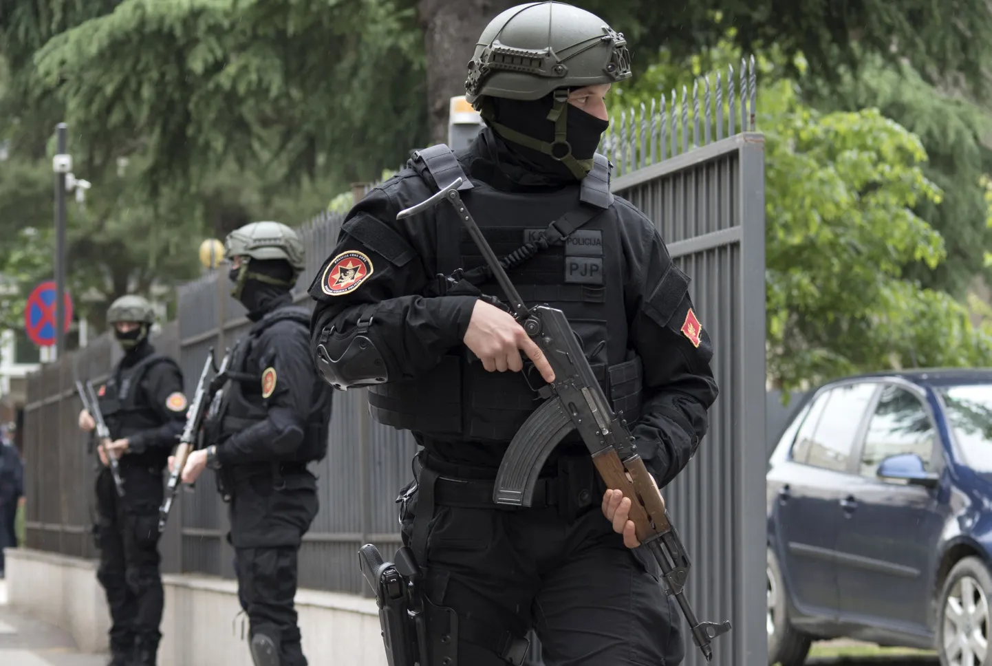 Montenegro politseinikud täna kohtumaja valvamas.