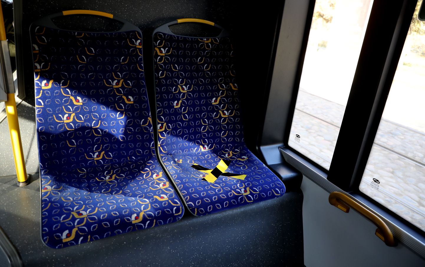 SIA "Rīgas satiksme" sabiedriskajā transportā ar līmlentām atzīmētas sēdvietas, kuras pasažieriem nav vēlams izmantot, ievērojot distanci, lai mazinātu "Covid 19" vīrusa izplatību. Ilustratīvs attēls.