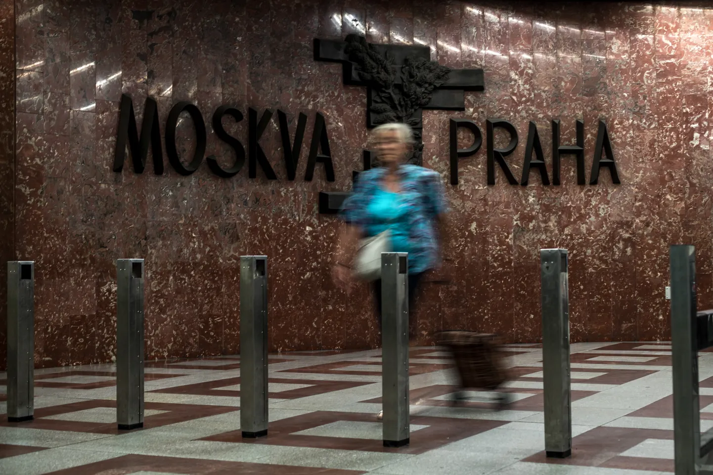 Moskva-Praha silt Andeli metroojaamas, mida varasemalt tunti Moskva jaama all.