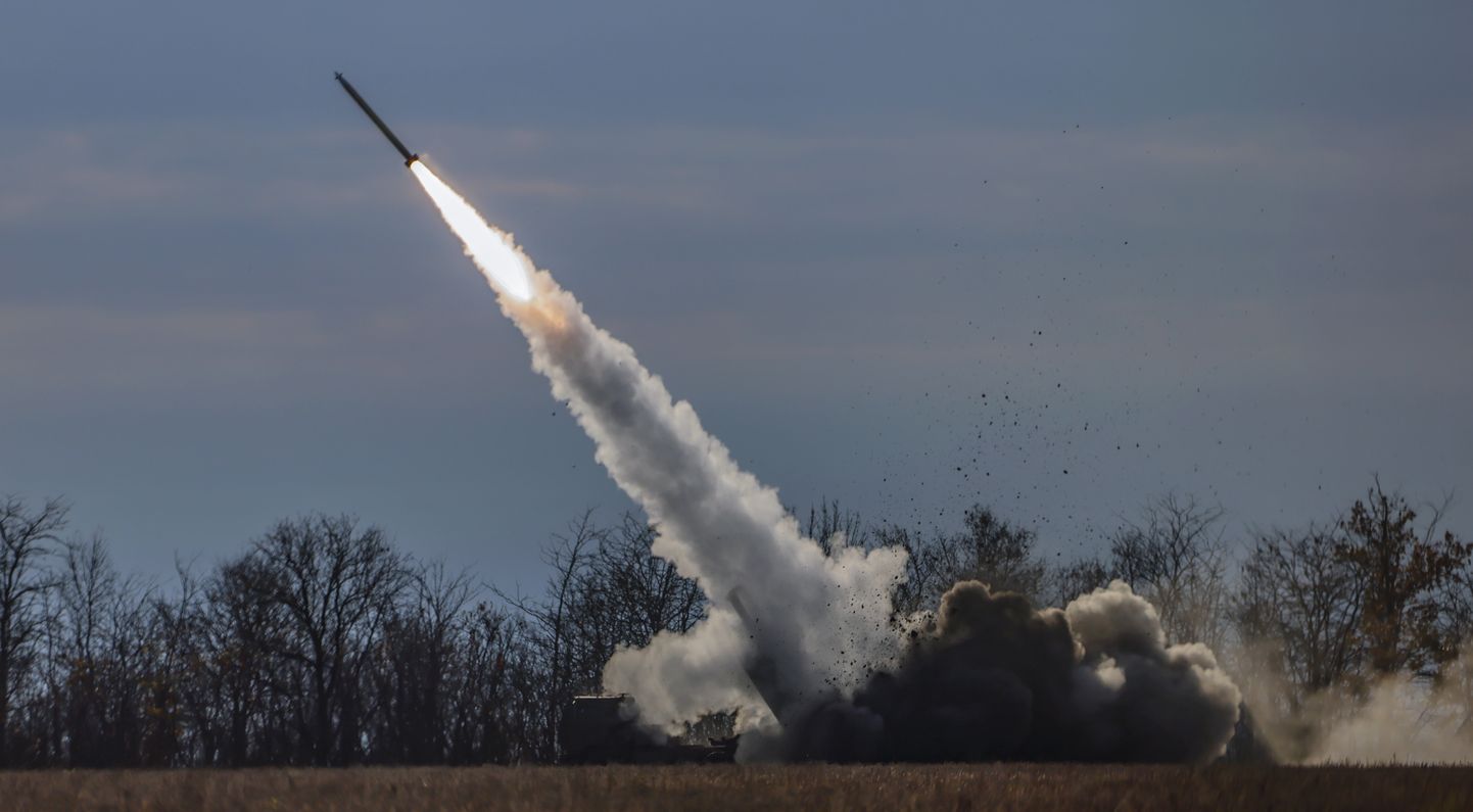 HIMARS raketisüsteem andmas tuld Vene sihtmärkide pihta Hersonis 5. novembril.