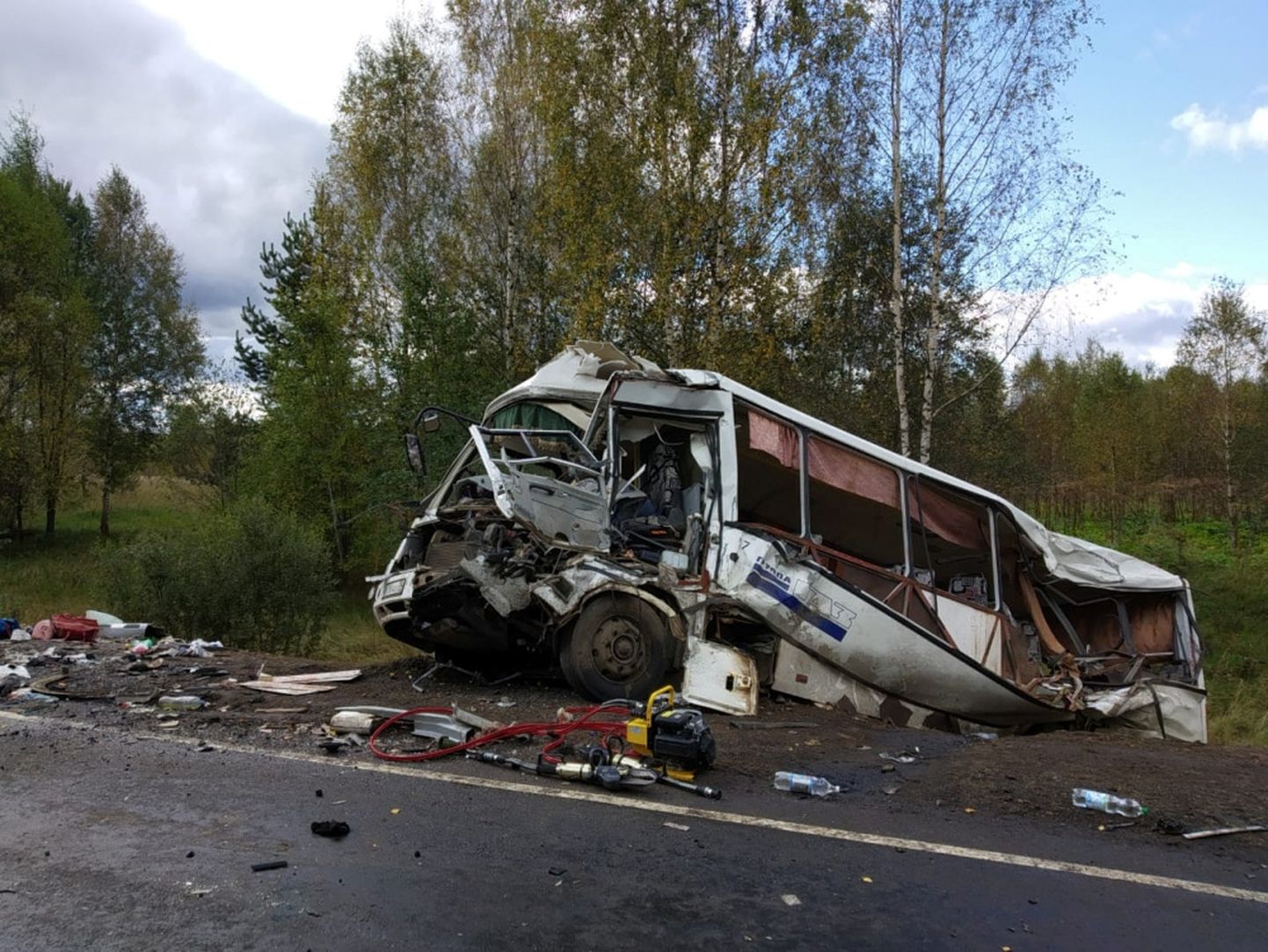 Bussivrakk Jaroslavli oblastis pärast laupkokkupõrget veokiga.