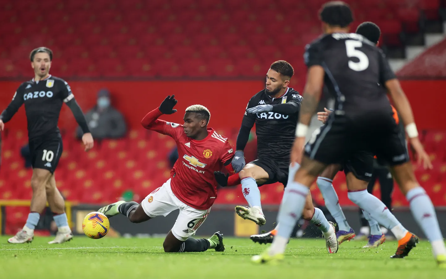 Paul Pogba (punases) teenis Manchester Unitedile penalti.