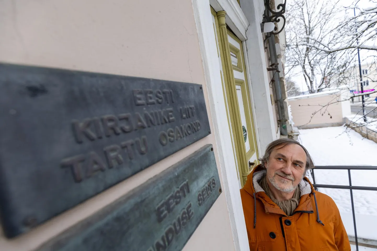 Janika Kronberg (61) Vanemuise tänavas kirjandusmaja trepil.