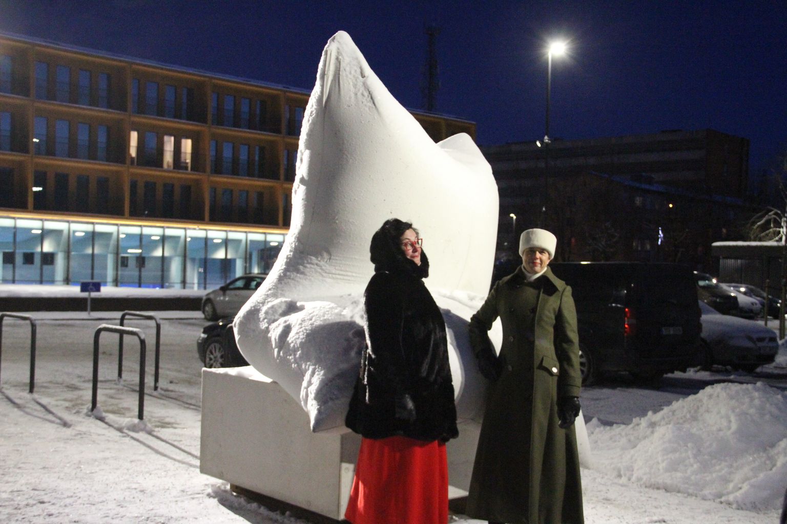 Керсти Кальюлайд и Катри Райк у "памятника подушке" на ул. Кереса в Нарве.