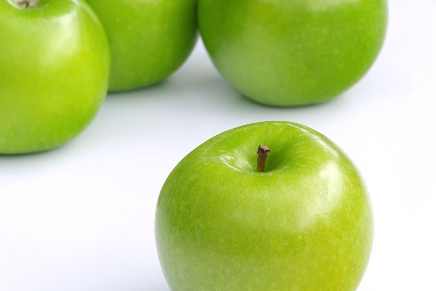 Lugeja ei mõista, miks ökopood nii kaugelt õunu sisse ostab.