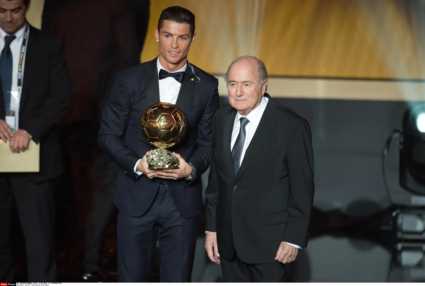 FIFA president Sepp Blatter (vasakul) koos äsna maailma parima jalgpalluri auhinna saanud Cristiano Ronaldoga