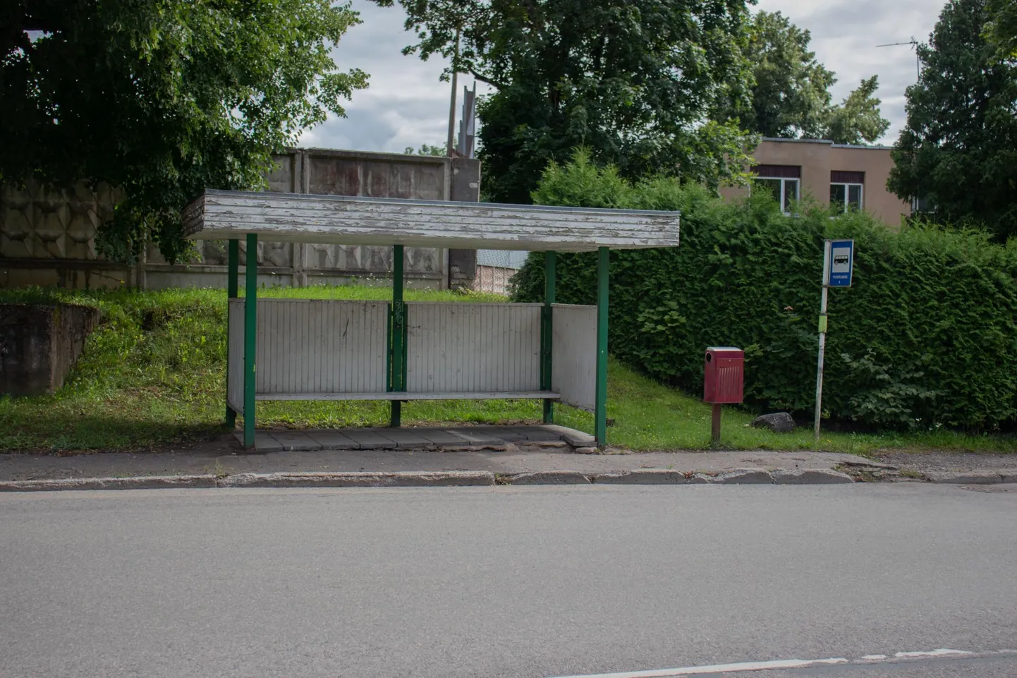Pudrumäe bussipeatus Valgas on ajale jalgu jäämas.