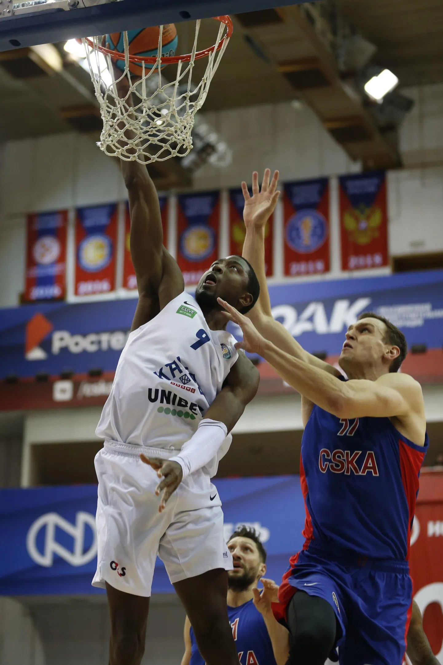 Maurice Kemp (nr 9) mängib üle CSKA sakslasest palluri Johannes Voigtmanni.