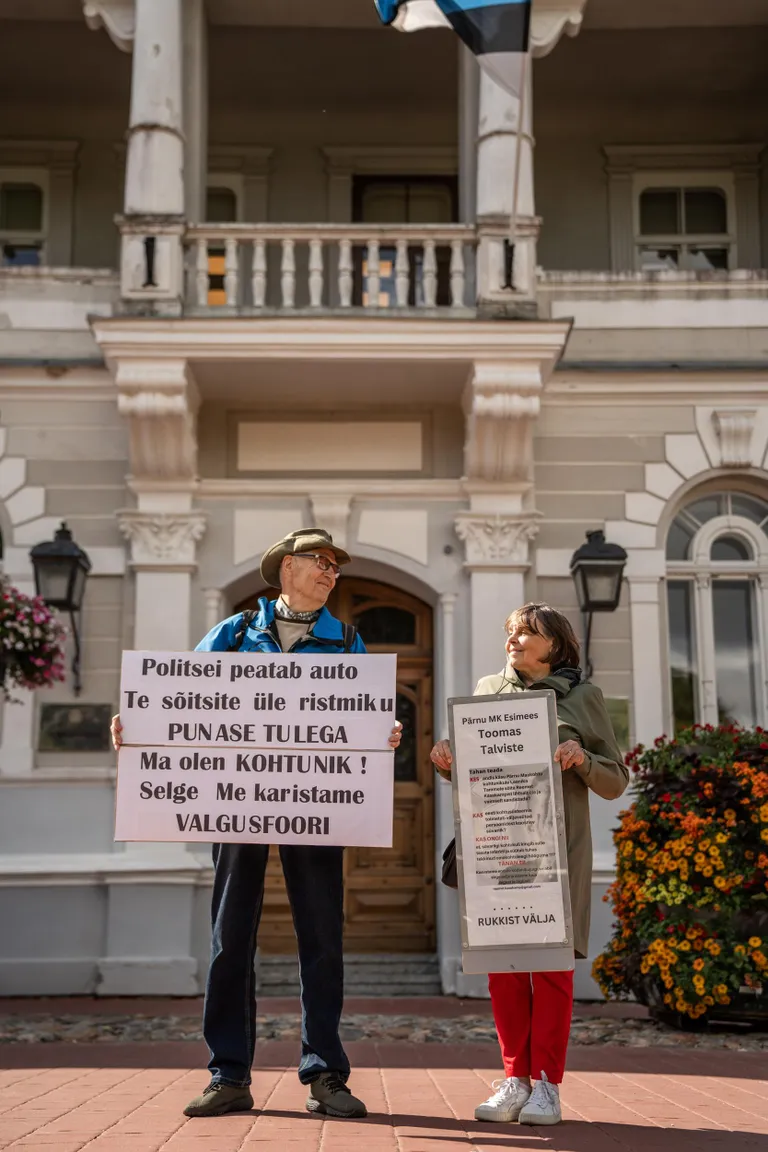 Vana-Vigalas elav Reemet Kasekamp tunneb, et õigusmõistjad on talle liiga teinud. Seetõttu käiski ta abikaasa Järviga taas Pärnu maakohtu maja ees meelt avaldamas.
