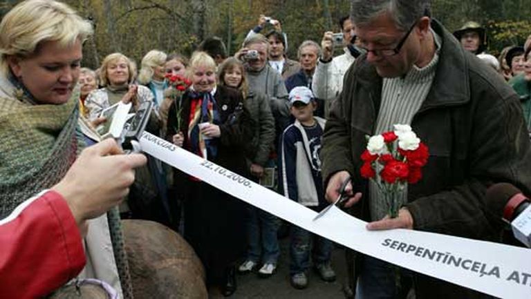Вот так торжественно в 2006 году открывали пешеходный серпантин в Сигулде 