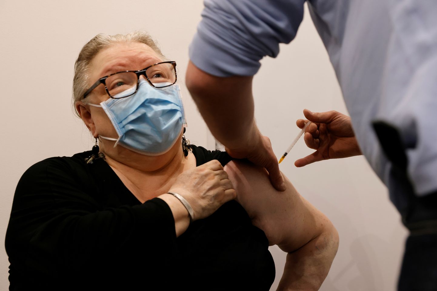 Sieviete saņem "AstraZeneca" vakcīnu. Ilustratīvs foto