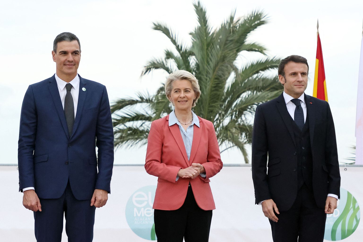 Vasakult paremale: Hispaania peaminister Pedro Sanchez, Euroopa Komisjoni president Ursula von der Leyen ja Prantsusmaa president Emmanuel Macron.