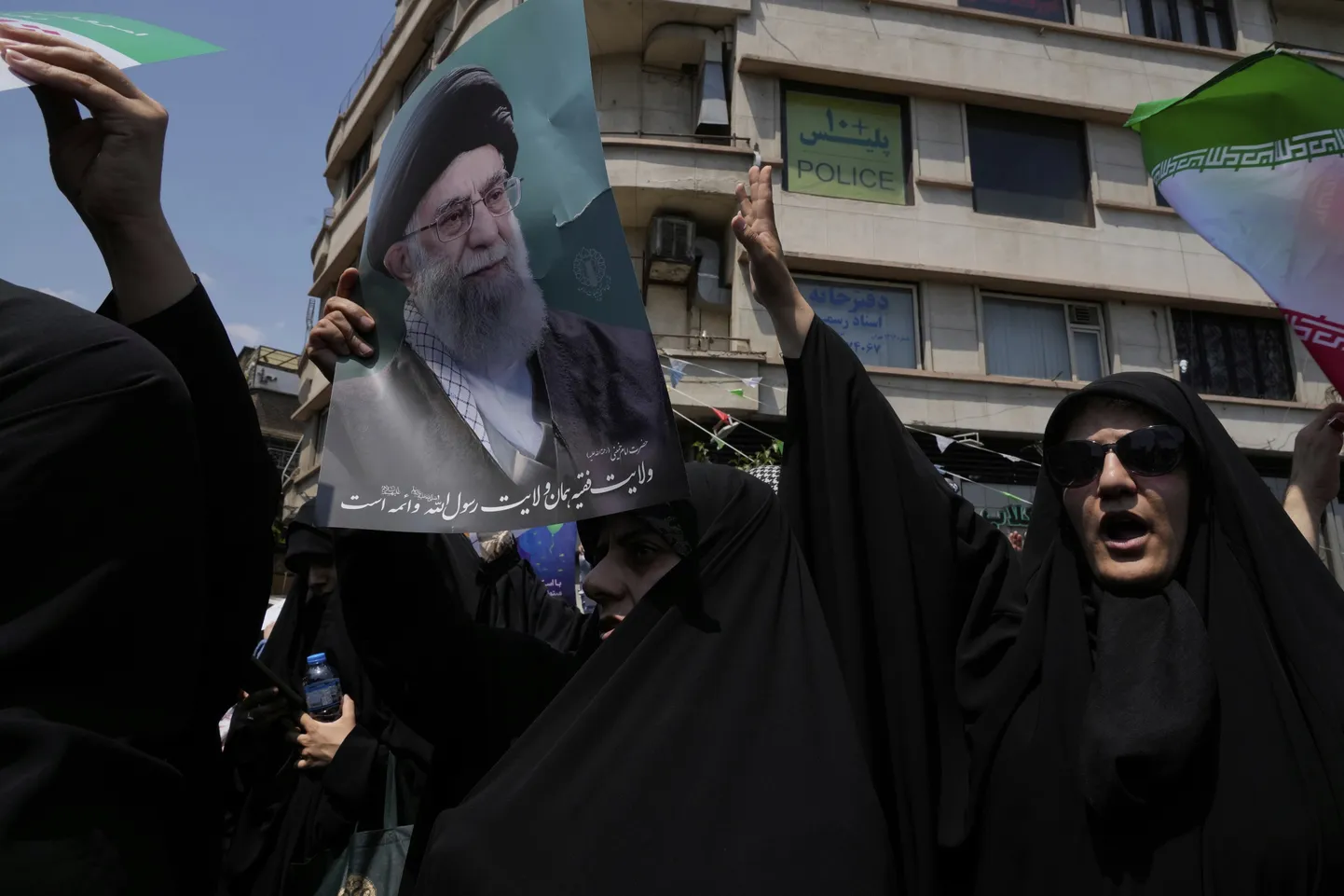 Iraani meeleavaldajad Iisraeli-vastasel kogunemisel Teheranis Iraanis. Pilt on tehtud reedel, 13. juunil 2025.