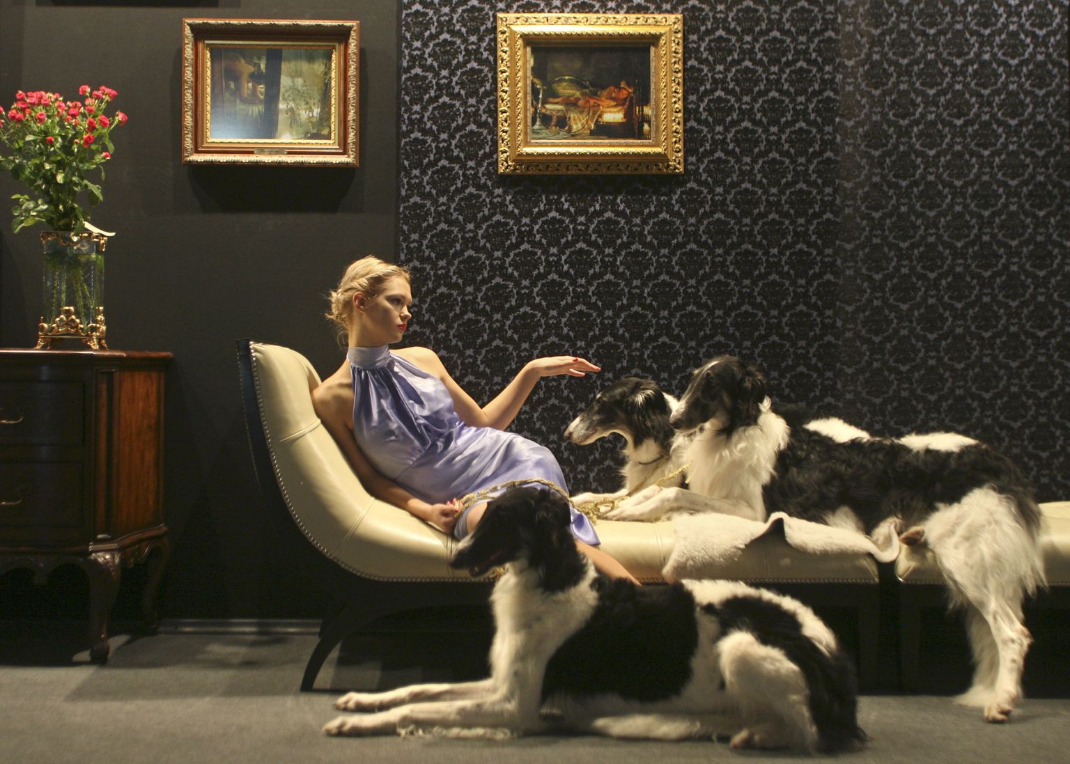 Miljonäride mess Moskvas 2008. aastal. Poldil modell koertega.