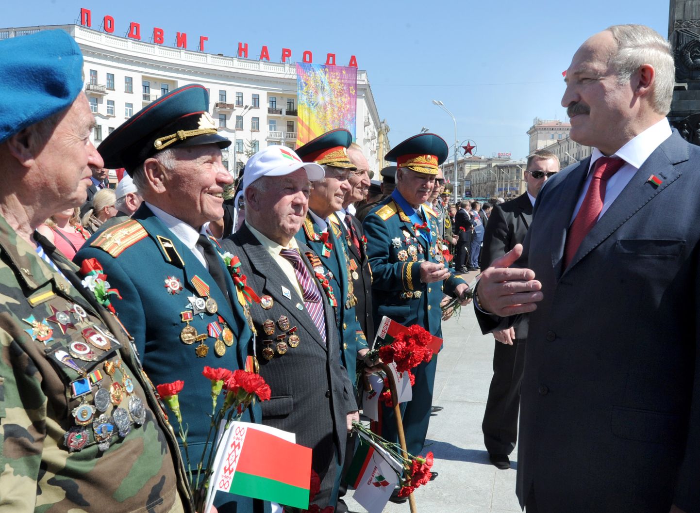 Лукашенко с ветеранами.