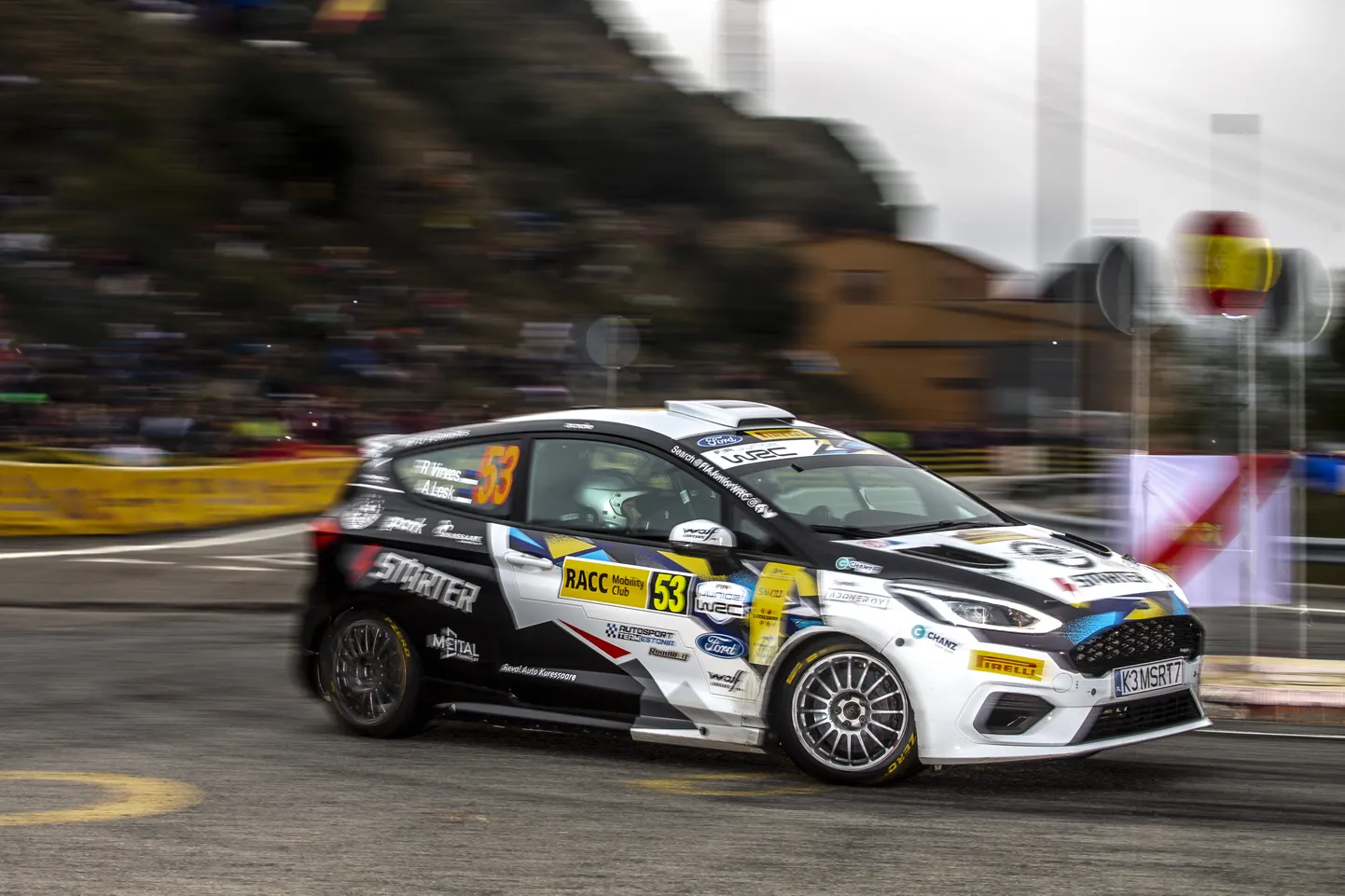 Robert Virves ja Aleks Lesk 2021. aastal Kataloonia MM-rallil Ford Fiesta Rally4-autoga.