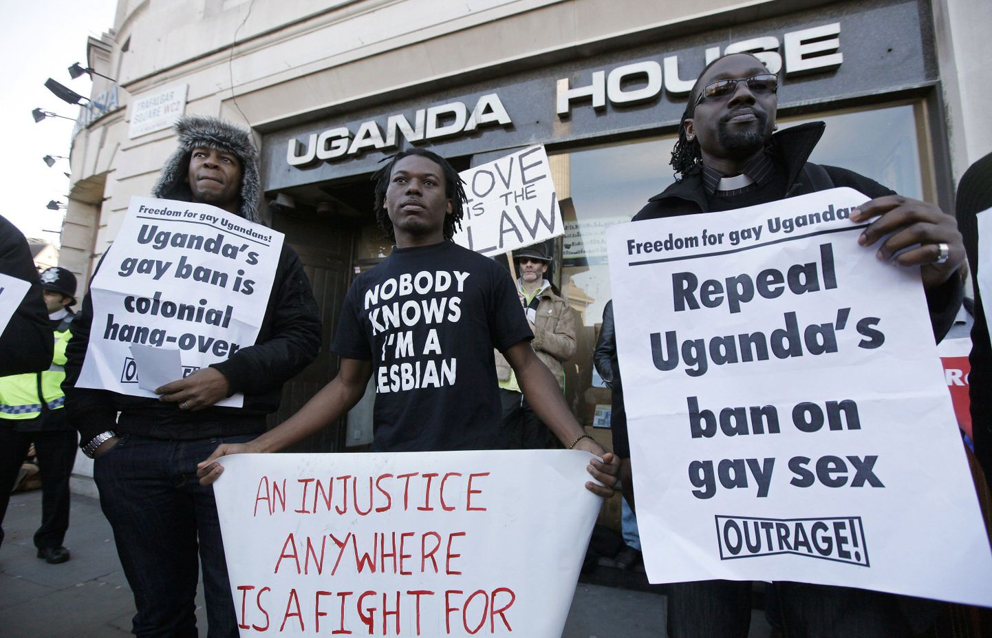Seadusettepaneku esitlemise järel toimus Londonis Uganda saatkonna ees protest inimõiguste kaitseks.