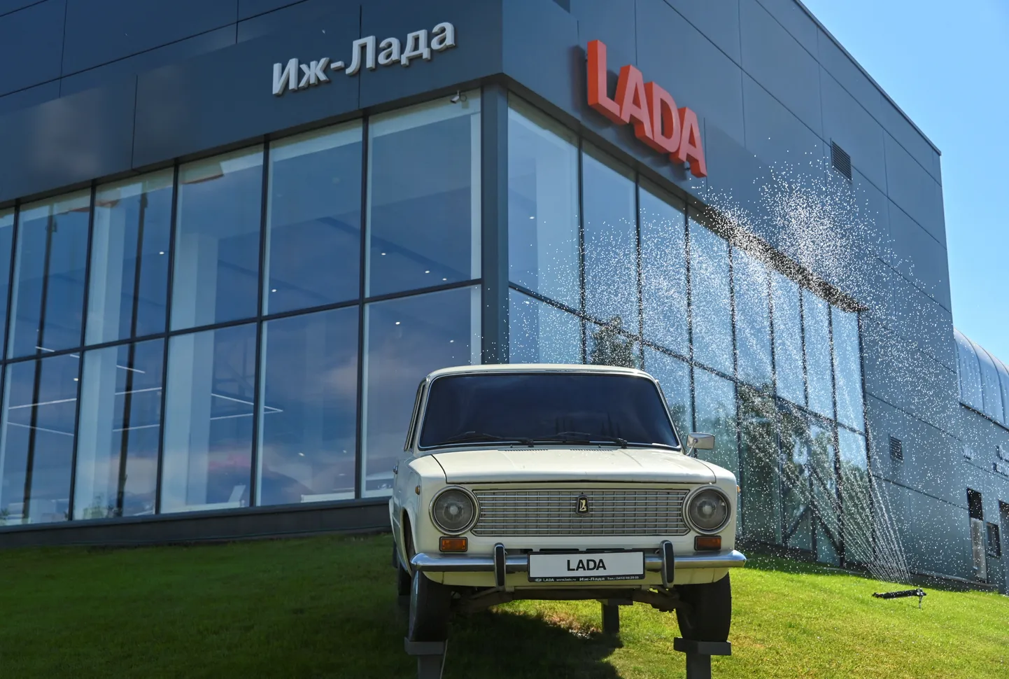 Retro-Lada VAZ 2101 Iževskis automüügisalongi ees.