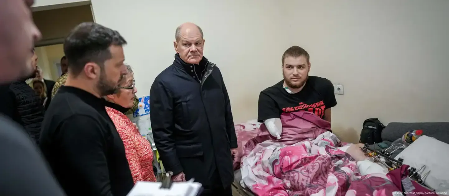 Владимир Зеленский и Олаф Шольц посетили госпиталь для раненых украинских солдат, 2 декабря 2024 года