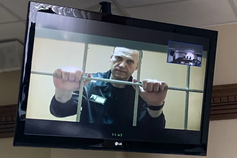 Лидер российской оппозиции Алексей Навальный выходит на связь с судом из тюрьмы по видеосвязи, город Владимир, Россия, 7 июня 2022 года. В тот день суд отклонил апелляцию Навального на решение исправительной колонии о признании его «лицом, склонным к совершению преступлений террористического или экстремистского характера».