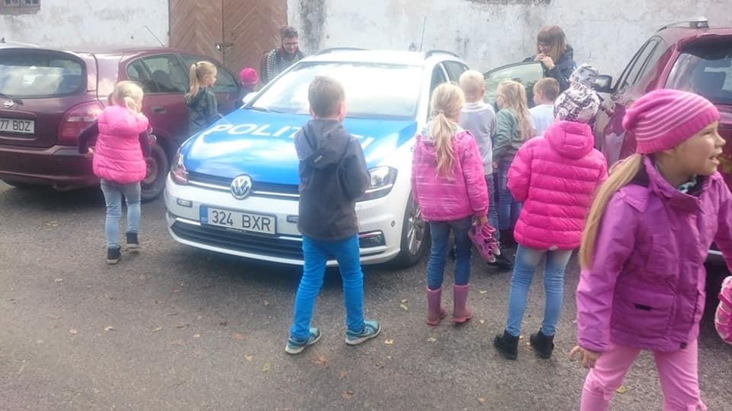 Politseiauto tekitas õpilastes suurt huvi. FOTO: Mooste Mõisakool/Facebook