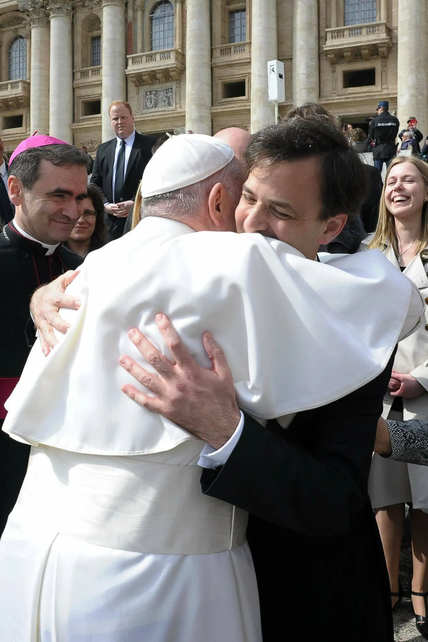 Paavst Franciscus tundis Roomas Püha Peetruse väljakul isa Pedro ära ja süleles oma kaasmaalast, kes on alates 2011. aastast tegutsenud vaimulikuna Eestis. Vasakul Eesti katoliku piiskop Philippe Jordan.