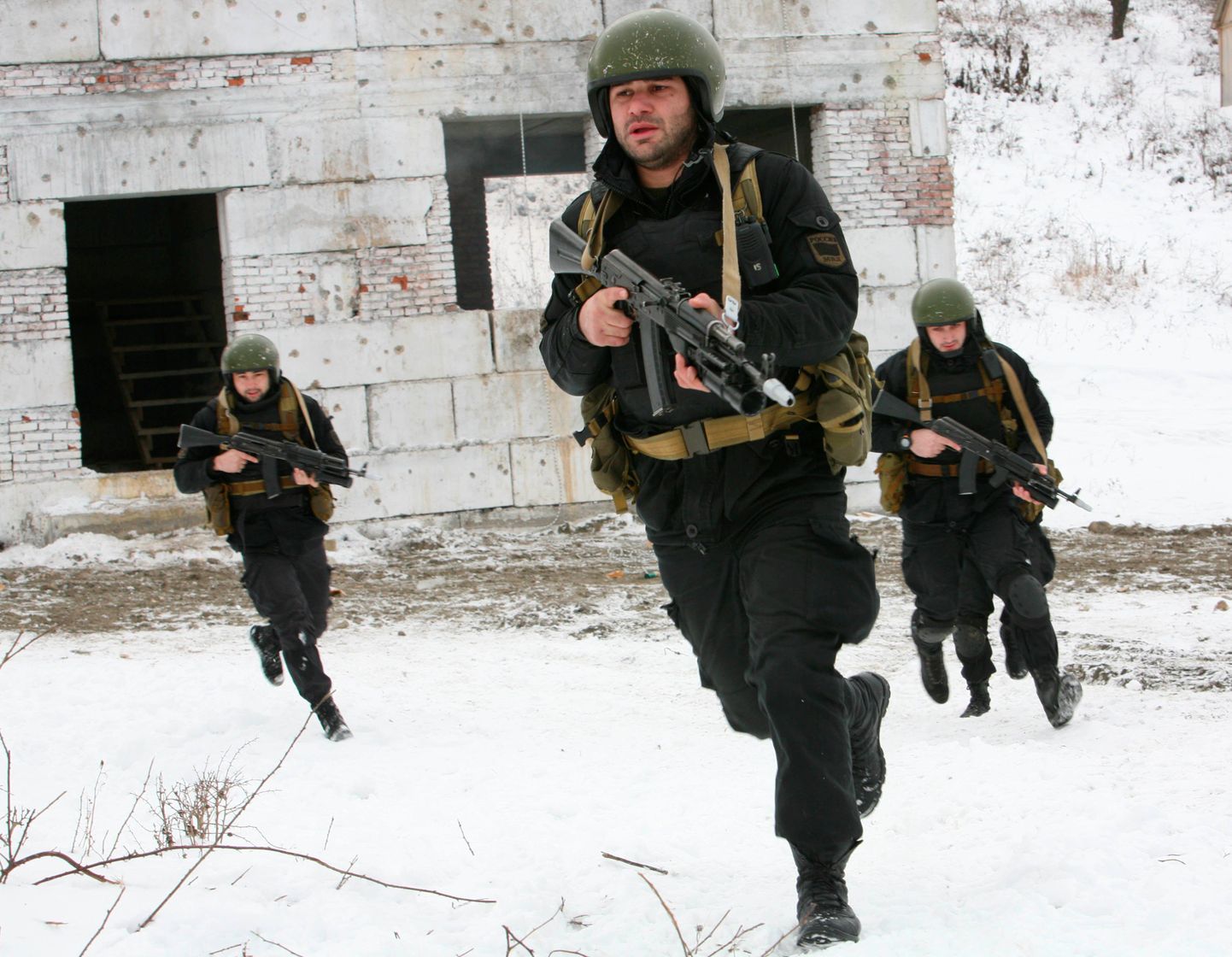Vene siseministeeriumi erivägede sõdurid Tšetšeenias oma oskusi demonstreerimas.