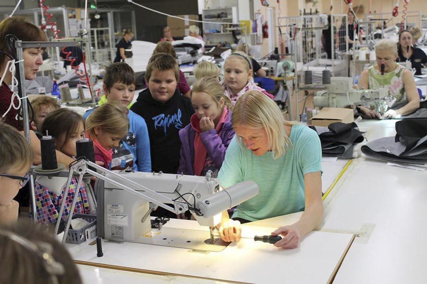 Muu hulgas on Holstre kooli lapsed käinud kahe aasta jooksul külas kohalikes tööstustes. Pildil uurivad õpilased tekstiilitoodete tehase Delux tööprotsessi.