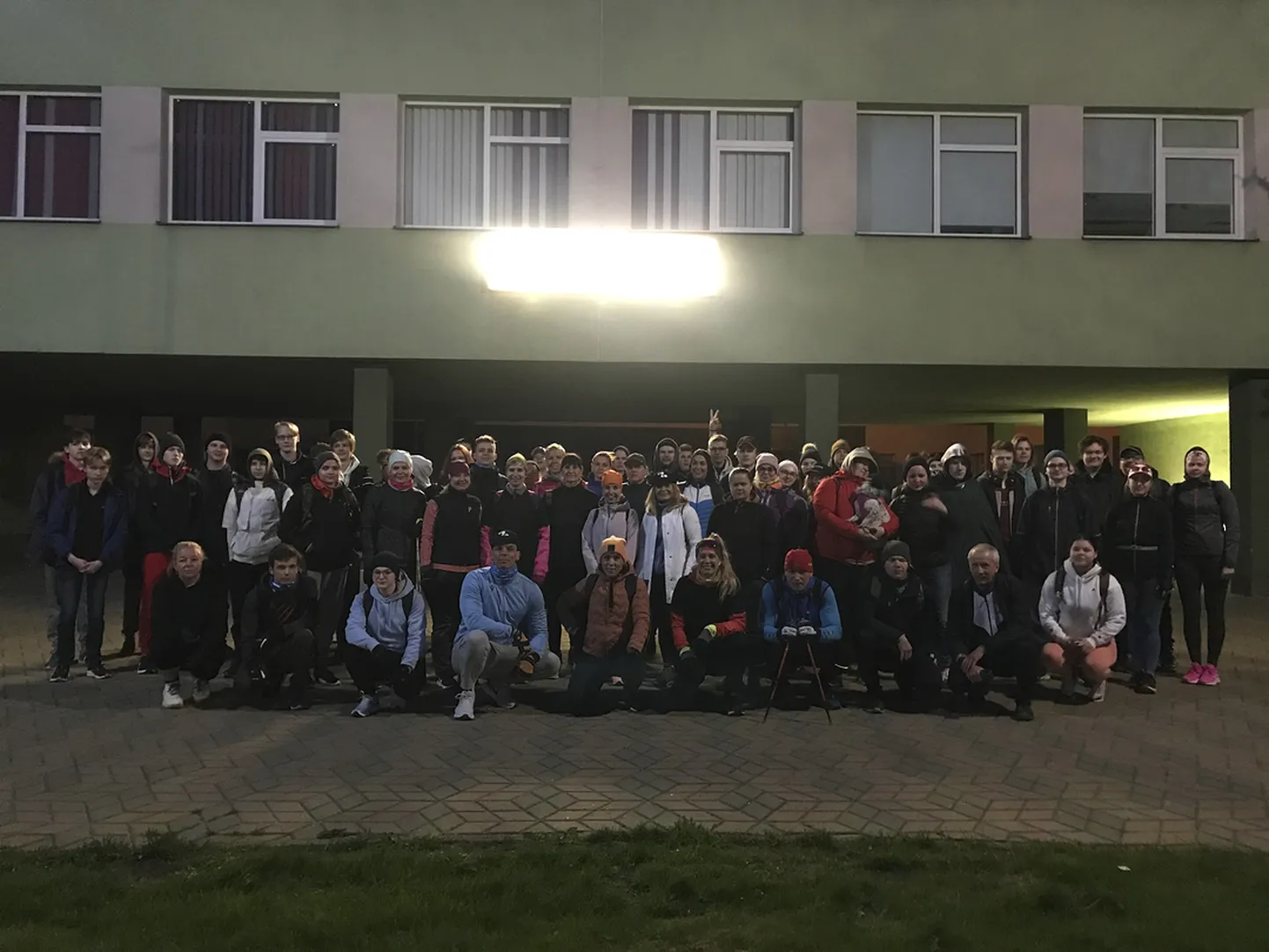 Tartu rakendusliku kolledži õpilased läksid kooli sajanda aastapäeva puhul juba öösel kell neli samme koguma.