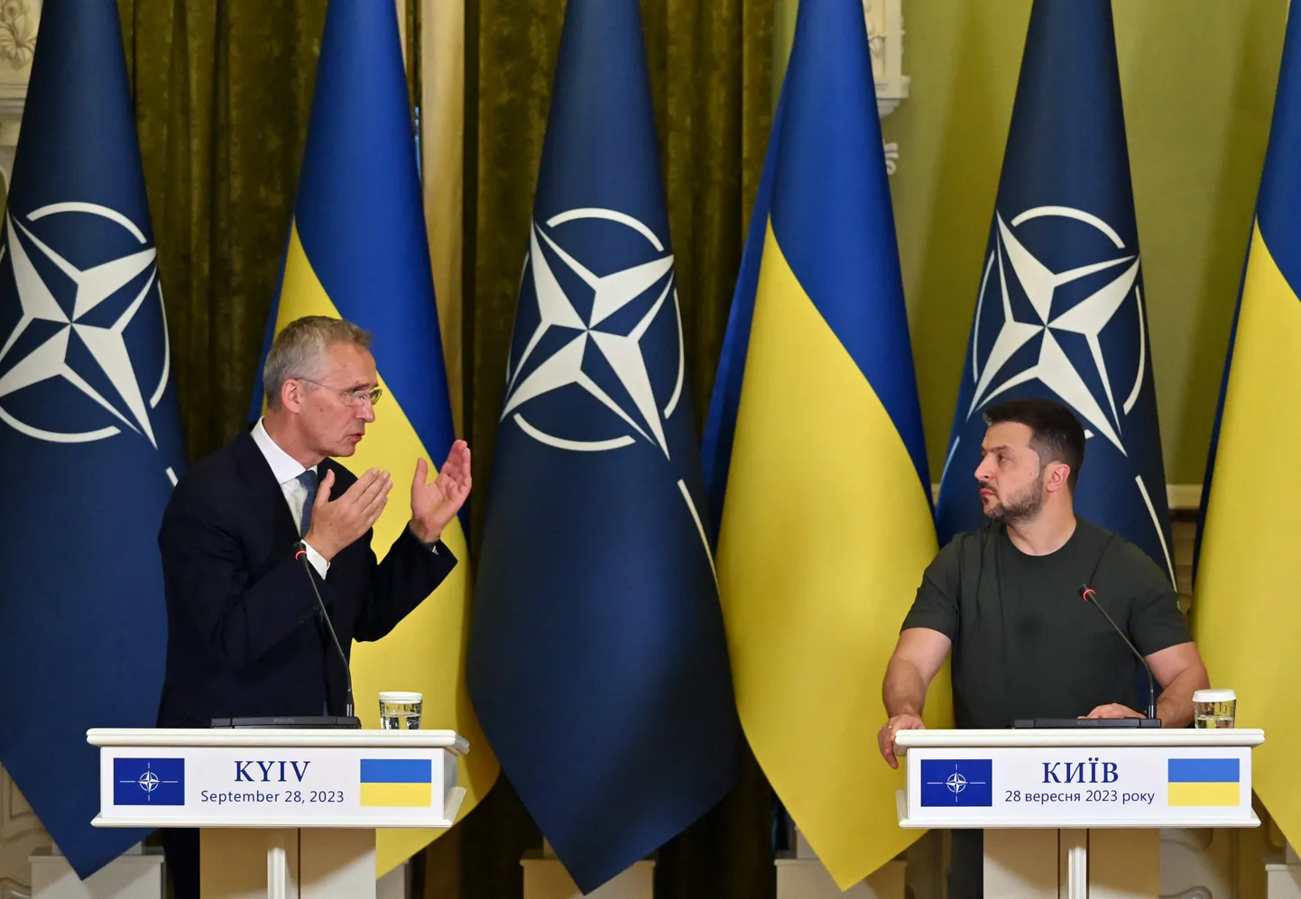 NATO peasekretär Jens Stoltenberg ja Ukraina president Volodõmõr Zelenskõi täna pressikonverentsil Kiievis.