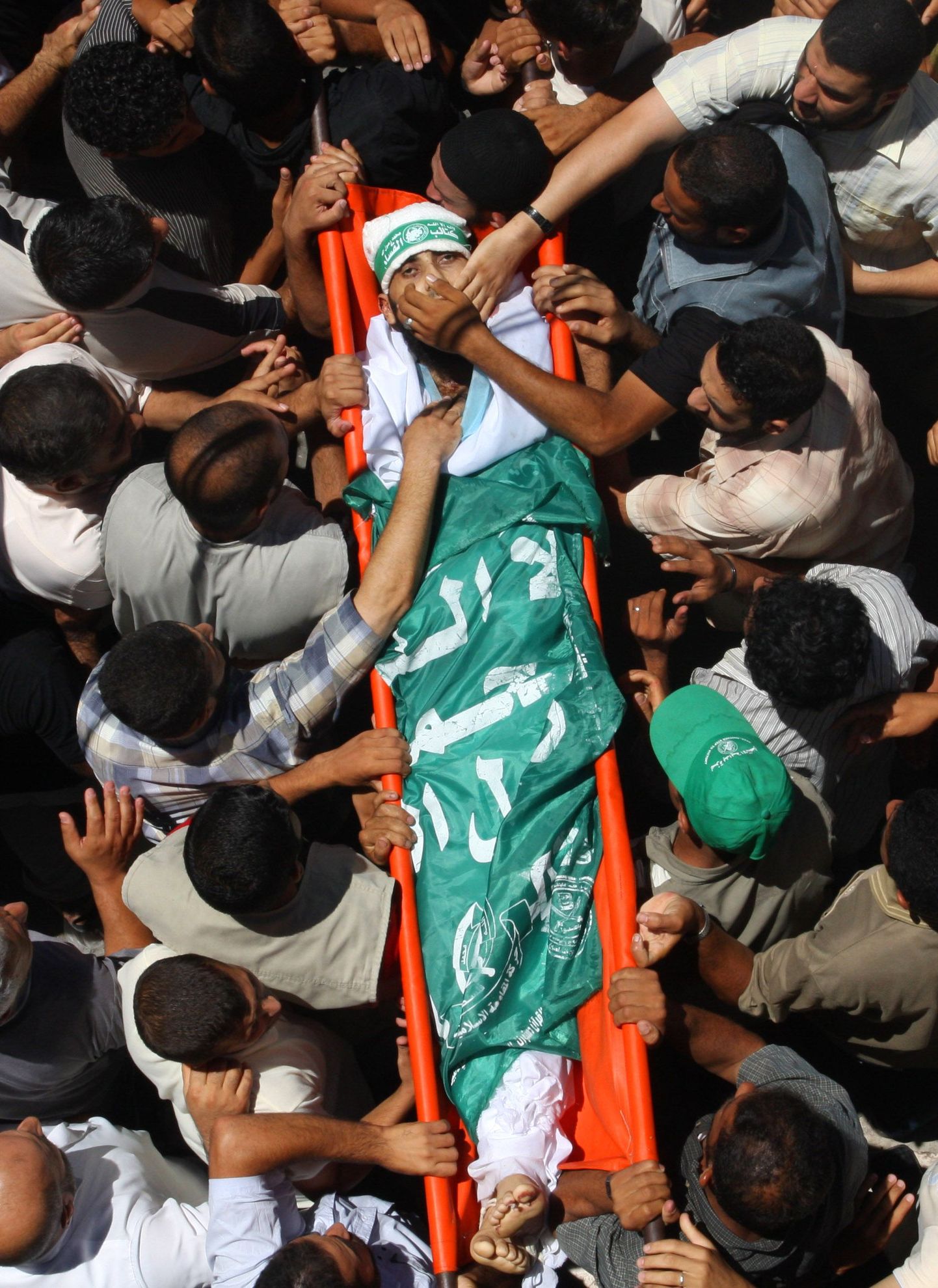 Palestiinlased leinamas eile Gaza linnas pommiplahvatuse tagajärjel hukkunud Hamasi võitlejat.