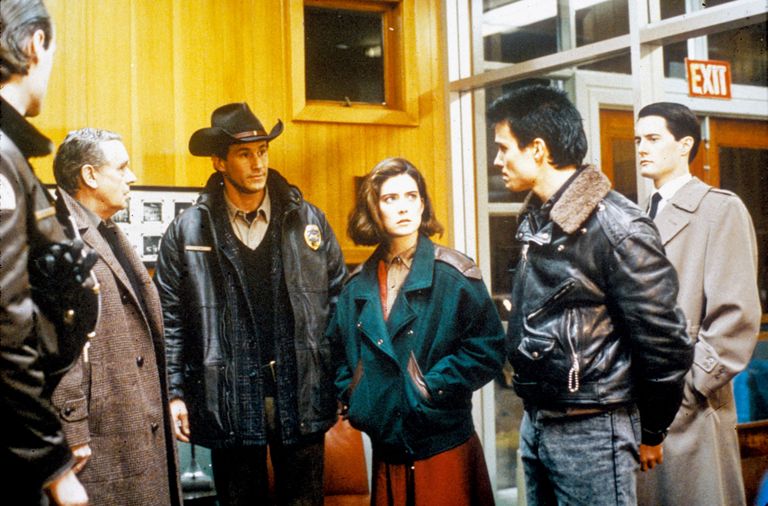 Kaader seriaalist «Twin Peaks». Pildil vasakult Michael Ontkean, Lara Flynn Boyle, James Marshal ja Kyle MacLachlan